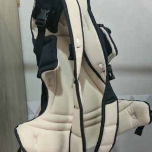 Canguru para bebê kababy preto e branco,  foi projetado para distribuir uniformemente o peso do bebê no seu corpo.Permite maior contato entre a mãe/pai e o bebe mantendo seu bebê feliz e seguro e suas mãos livres.
Seguro, confortável e ergonômico.