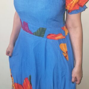 (Novo) Vestido azul com estampa floral vibrante