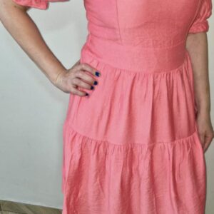 (Novo) Vestido rosa salmão com decote quadrado
