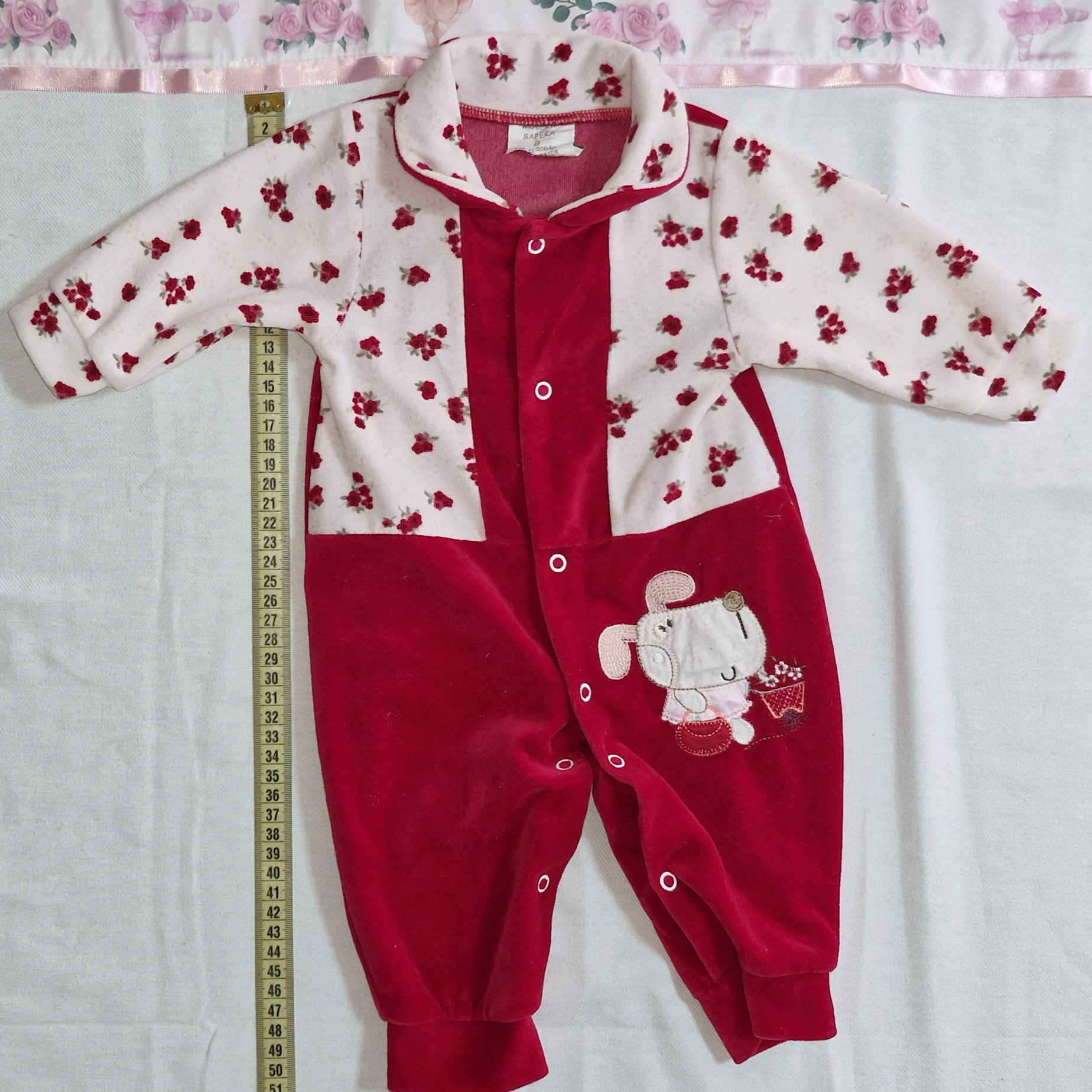 Macacaozinho vermelho com desenho bordado (47 cm aproximadamente)